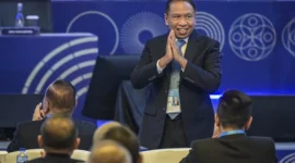 Wakil Ketua Umum PSSI Zainudin Amali menyapa tamu undangan saat Kongres Biasa PSSI 2025 di Hotel The Ritz-Carlton, Jakarta, Rabu (4/6/2025). Foto: Fauzan/ANTARA FOTO