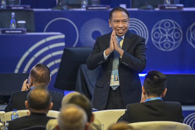 Wakil Ketua Umum PSSI Zainudin Amali menyapa tamu undangan saat Kongres Biasa PSSI 2025 di Hotel The Ritz-Carlton, Jakarta, Rabu (4/6/2025). Foto: Fauzan/ANTARA FOTO