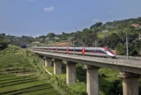 Kereta cepat Whoosh melintas di Ngamprah, Kabupaten Bandung Barat, Jawa Barat, Kamis (31/7/2025). Foto: Abdan Syakura/ANTARA FOTO