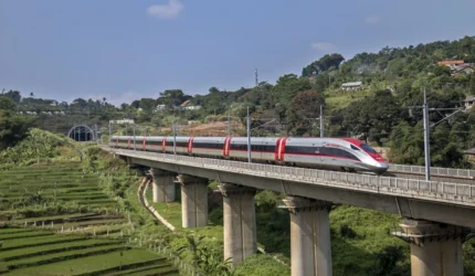 Kereta cepat Whoosh melintas di Ngamprah, Kabupaten Bandung Barat, Jawa Barat, Kamis (31/7/2025).
