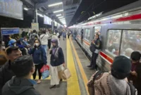Terjadi penumpukan calon penumpang KRL di Stasiun Pasar Minggu sejak 19.55 WIB imbas penghentian kereta sementara karena gempa Bekasi 4,9 magnitudo. Foto: Febria Adha Larasati