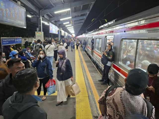 Terjadi penumpukan calon penumpang KRL di Stasiun Pasar Minggu sejak 19.55 WIB imbas penghentian kereta sementara karena gempa Bekasi 4,9 magnitudo. Foto: Febria Adha Larasati