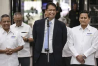 Menteri Keuangan Purbaya Yudhi Sadewa (tengah) didampingi Wakil Menteri Keuangan Suahasil Nazara (kiri) dan Thomas A. M. Djiwandono (kanan) saat menyampaikan keterangan pers di Kantor Kementerian Keuangan,. Foto: Dhemas Reviyanto/ANTARA FOTO