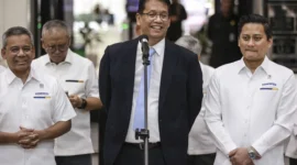 Menteri Keuangan Purbaya Yudhi Sadewa (tengah) didampingi Wakil Menteri Keuangan Suahasil Nazara (kiri) dan Thomas A. M. Djiwandono (kanan) saat menyampaikan keterangan pers di Kantor Kementerian Keuangan,. Foto: Dhemas Reviyanto/ANTARA FOTO