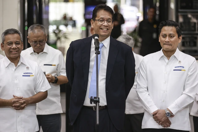 Menteri Keuangan Purbaya Yudhi Sadewa (tengah) didampingi Wakil Menteri Keuangan Suahasil Nazara (kiri) dan Thomas A. M. Djiwandono (kanan) saat menyampaikan keterangan pers di Kantor Kementerian Keuangan,. Foto: Dhemas Reviyanto/ANTARA FOTO