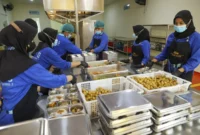 Sejumlah pekerja menyiapkan paket makanan untuk program makan bergizi gratis (MBG) di Halim Perdanakusuma, Jakarta Timur. Foto: Iqbal Firdaus