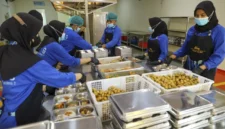 Sejumlah pekerja menyiapkan paket makanan untuk program makan bergizi gratis (MBG) di Halim Perdanakusuma, Jakarta Timur. Foto: Iqbal Firdaus