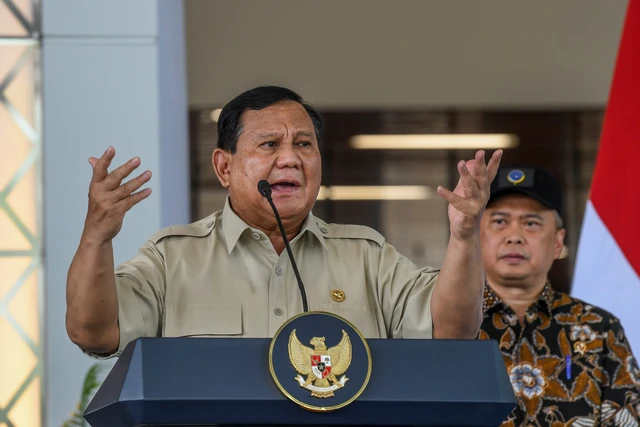 Presiden Prabowo Subianto memberi sambutan saat meresmikan Stasiun Tanah Abang Baru di Jakarta, Selasa (4/11/2025).  (Foto: Galih Pradipta/ANTARA FOTO)