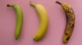 Tingkat kematangan pisang yang berbeda-beda. Foto: ri-lo/Shutterstock