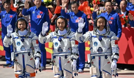Para astronaut misi luar angkasa Shenzhou-20 Tiongkok (kiri) Wang Jie, Chen Zhongrui, dan Chen Dong melambaikan tangan saat upacara keberangkatan sebelum menaiki bus untuk membawa mereka ke pesawat luar angkasa Shenzhou-20 di Pusat Peluncuran Satelit.