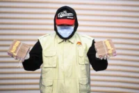 Penyidik Komisi Pemberantasan Korupsi (KPK) menunjukan barang bukti hasil Operasi Tangkap Tangan (OTT) yang melibatkan Bupati Ponorogo Sugiri Sancoko di gedung Merah Putih KPK, Jakarta, Minggu (9/11/2025). Foto: Muhammad Adimaja/ANTARA FOTO