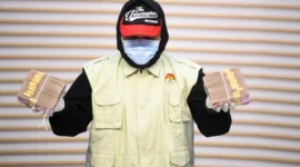 Penyidik Komisi Pemberantasan Korupsi (KPK) menunjukan barang bukti hasil Operasi Tangkap Tangan (OTT) yang melibatkan Bupati Ponorogo Sugiri Sancoko di gedung Merah Putih KPK, Jakarta, Minggu (9/11/2025). Foto: Muhammad Adimaja/ANTARA FOTO