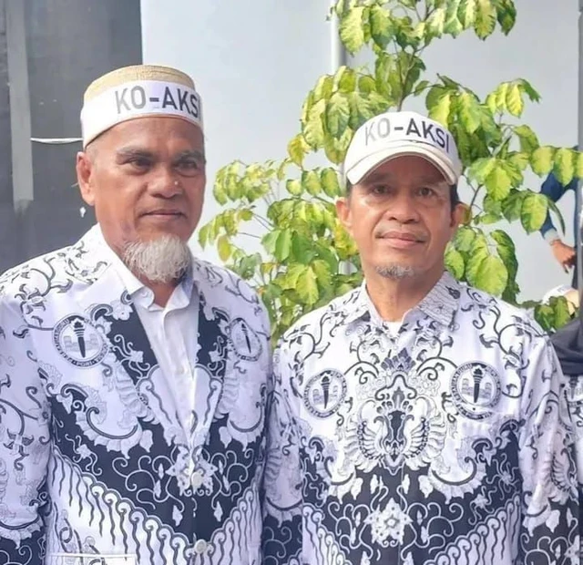 Abdul Muis (kiri) dan Rasnal (kanan), dua guru SMA di Kabupaten Luwu Utara (Lutra), Sulawesi Selatan, yang dipecat. Dok Istimewa