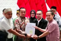 Surat rehabilitasi Presiden Prabowo kepada dua guru asal Kabupaten Luwu Utara, Sulawesi Selatan, Abdul Muis (kiri) dan Rasnal (kanan), Kamis (13/11/2025). Mereka didampingi Mensesneg Prasetyo dan Wakil Ketua DPR Sufmi Dasco. Foto: Dok. Kemensetneg