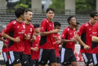 Pemain Timnas Indonesia U-22 Rafael Struick, Brandon Scheunemann, dan Ivar Jenner melakukan pemanasan saat sesi latihan di Stadion Madya, Kompleks GBK, Senayan, Jakarta, Selasa (11/11/2025). Foto: Iqbal Firdaus/kumparan