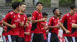 Pemain Timnas Indonesia U-22 Rafael Struick, Brandon Scheunemann, dan Ivar Jenner melakukan pemanasan saat sesi latihan di Stadion Madya, Kompleks GBK, Senayan, Jakarta, Selasa (11/11/2025). Foto: Iqbal Firdaus/kumparan