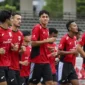 Pemain Timnas Indonesia U-22 Rafael Struick, Brandon Scheunemann, dan Ivar Jenner melakukan pemanasan saat sesi latihan di Stadion Madya, Kompleks GBK, Senayan, Jakarta, Selasa (11/11/2025). Foto: Iqbal Firdaus/kumparan