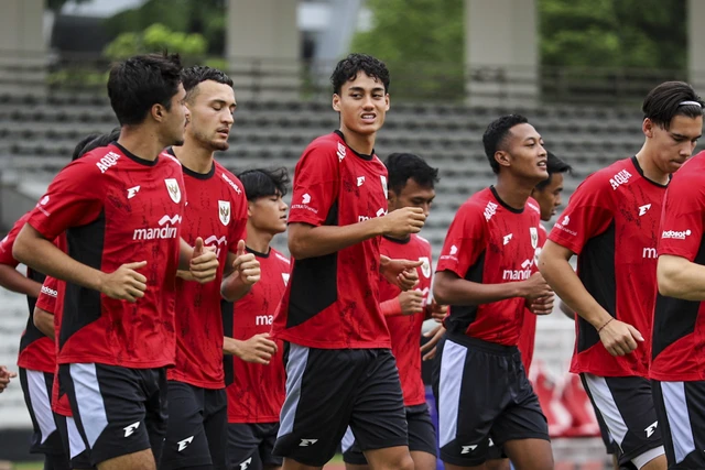 Pemain Timnas Indonesia U-22 Rafael Struick, Brandon Scheunemann, dan Ivar Jenner melakukan pemanasan saat sesi latihan di Stadion Madya, Kompleks GBK, Senayan, Jakarta, Selasa (11/11/2025). Foto: Iqbal Firdaus/kumparan
