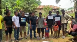 Tumenggung Jon, warga Suku Anak Dalam Jambi (tengah) memberikan penjelasan soal anak yang disebut-sebut mirip dengan Kenzie. Foto: Dok. Istimewa