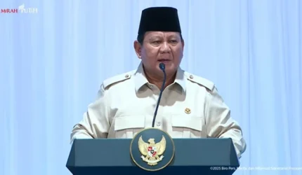 Presiden Prabowo Subianto memberikan sambutan dalam Peluncuran Program Digitalisasi Pembelajaran di SMPN 4 Bekasi, Jawa Barat, Senin (17/11/2025).