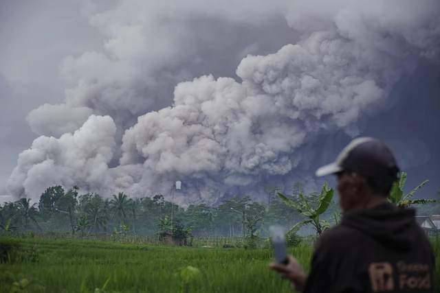 Warga melihat luncuran awan panas Gunung Semeru di Desa Sumberwuluh, Candipuro, Lumajang, Jawa Timur, Rabu (19/11/2025).  Foto: Irfan Sumanjaya/ANTARA FOTO