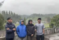 Sejumlah pendaki yang sempat terjebak di Ranu Kumbolo saat Erupsi Semeru. Foto: Dok. Istimewa