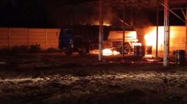 Truk tangki BBM terbakar di Jambi. 