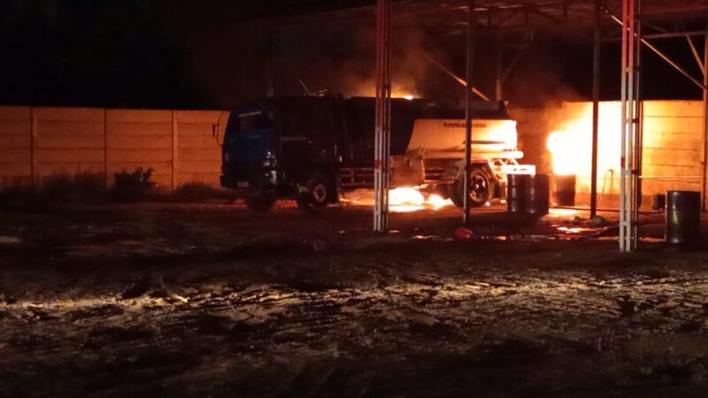 Truk tangki BBM terbakar di Jambi. 