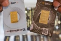 Pegawai menunjukkan emas batangan di kantor cabang Galeri24 Pengalaman di Depok, Jawa Barat, Selasa (14/1/2025) Bisnis/Hilmawan L Nugraha