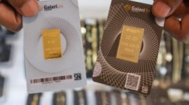 Pegawai menunjukkan emas batangan di kantor cabang Galeri24 Pengalaman di Depok, Jawa Barat, Selasa (14/1/2025) Bisnis/Hilmawan L Nugraha