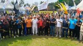 Gubernur Jambi Al Haris Bersama Peserta Festival Olahraga Tradisional dan Kreasi Budaya 2025. Foto: Riky