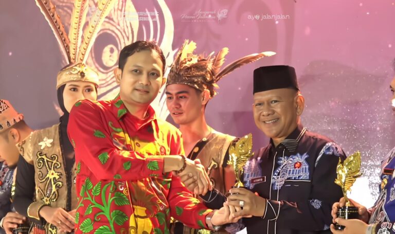 Farenza Garden Merangin Raih Penghargaan API Award 2025 katagori destinasi kreatif. Penghargaan diterima oleh Wakil Bupati Merangin A Khafid. 