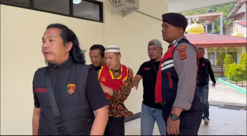 Terdakwa Agus Kurnia usai menjalani sidang di PN Sungaipenuh. 