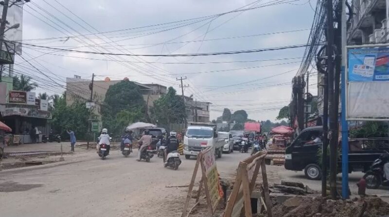 Pembangunan pedestrian di kawasan pasar Talang Banjar bagian dari penataan kawasan. 