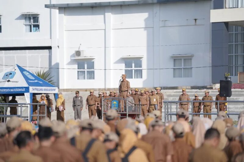 ASN Kerinci mengikuti Apel di Lapangan Kantor Bupati Bukit Tengah. 