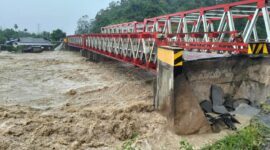 Jembatan di Jalan Nasional Tapanuli Utara Sumut Ambruk Akibat Banjir-Longsor. (Foto : Humas BNPB) 