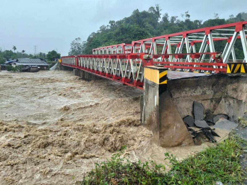 Jembatan di Jalan Nasional Tapanuli Utara Sumut Ambruk Akibat Banjir-Longsor. (Foto : Humas BNPB) 