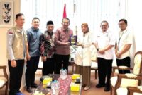 Wakil Bupati Muaro Jambi Junaidi H. Mahir saat menerima bantuan dari BAZNAS..