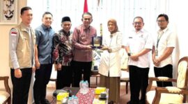 Wakil Bupati Muaro Jambi Junaidi H. Mahir saat menerima bantuan dari BAZNAS..