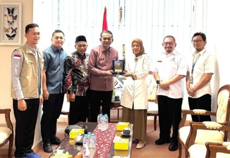 Wakil Bupati Muaro Jambi Junaidi H. Mahir saat menerima bantuan dari BAZNAS..