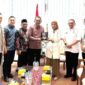 Wakil Bupati Muaro Jambi Junaidi H. Mahir saat menerima bantuan dari BAZNAS..