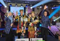 Walikota Sungaipenuh, Alfin dan Ketua TP-PKK Ny. Sri Kartini Alfin S.Kep Ns. bersama Bujang Gadih terpilih 2025.Foto: Diskominfo Sungaipenuh