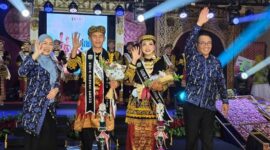 Walikota Sungaipenuh, Alfin dan Ketua TP-PKK Ny. Sri Kartini Alfin S.Kep Ns. bersama Bujang Gadih terpilih 2025.Foto: Diskominfo Sungaipenuh
