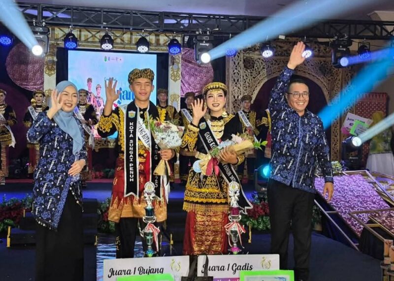 Walikota Sungaipenuh, Alfin dan Ketua TP-PKK Ny. Sri Kartini Alfin S.Kep Ns. bersama Bujang Gadih terpilih 2025.Foto: Diskominfo Sungaipenuh
