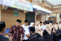 Wali Kota Sungai Penuh, Alfin, bersama Wakil Wali Kota Azhar Hamzah, melepas secara resmi kafilah yang akan berlaga pada Musabaqah Tilawatil Qur’an (MTQ) ke-54 tingkat Provinsi Jambi tahun 2025. (Foto : Diskominfo Sungaipenuh)