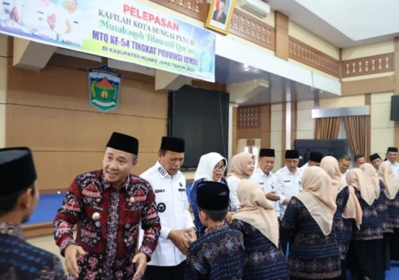 Wali Kota Sungai Penuh, Alfin, bersama Wakil Wali Kota Azhar Hamzah, melepas secara resmi kafilah yang akan berlaga pada Musabaqah Tilawatil Qur’an (MTQ) ke-54 tingkat Provinsi Jambi tahun 2025. (Foto : Diskominfo Sungaipenuh) 