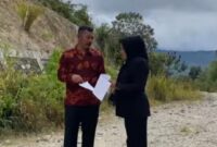 Bupati Kerinci, Monadi didampingi Kadis PUPR Kerinci, Maya Novefry saa meninjau pembangunan Jalan Sungai Tutung-Pungut Mudik.