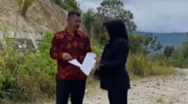 Bupati Kerinci, Monadi didampingi Kadis PUPR Kerinci, Maya Novefry saa meninjau pembangunan Jalan Sungai Tutung-Pungut Mudik.