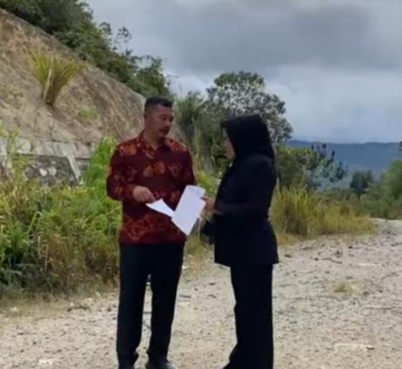 Bupati Kerinci, Monadi didampingi Kadis PUPR Kerinci, Maya Novefry saa meninjau pembangunan Jalan Sungai Tutung-Pungut Mudik.