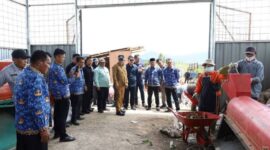 Walikota Sungai Penuh Alfin dampingi tim pemantauan Adipura dari Kementerian Lingkungan Hidup dan Kehutanan (KLHK) tinjau Tempat Pengolahan Sampah Terpadu (TPST) di Renah Kayu Embun (RKE). Foto : Diskominfo Sungaipenuh